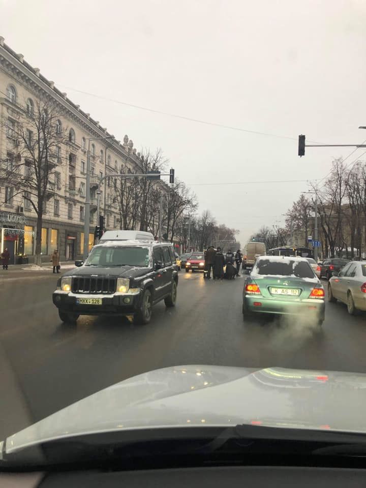 В центре столицы на пешеходном переходе сбили женщину