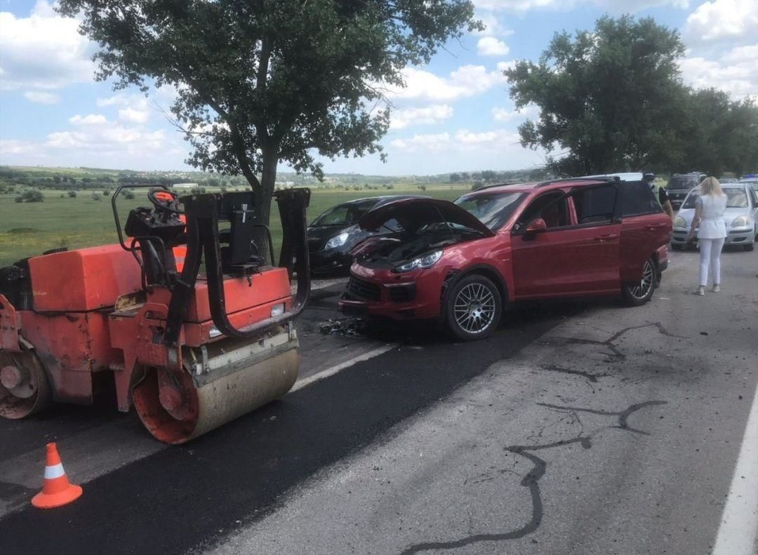 Девушка на Porsche врезалась в асфальтный каток на трассе Кишинев-Оргеев