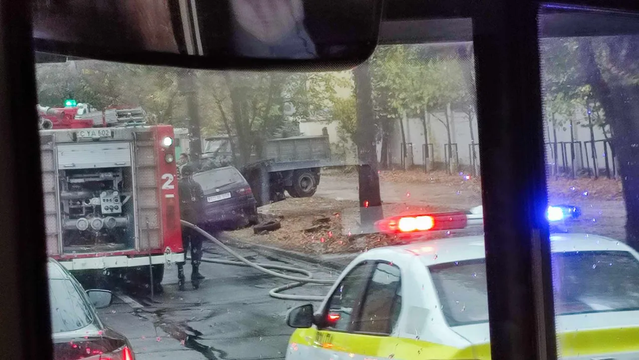 На одной из улиц Кишинева загорелся автомобиль