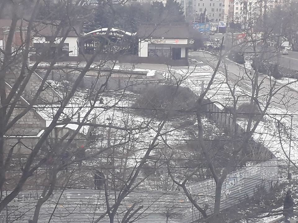 Подозрительная активность у бывшего кинотеатра "Искра" взволновала жителей Ботаники