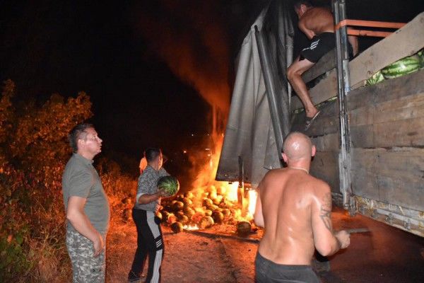 На Херсонщине горящую фуру тушили арбузами