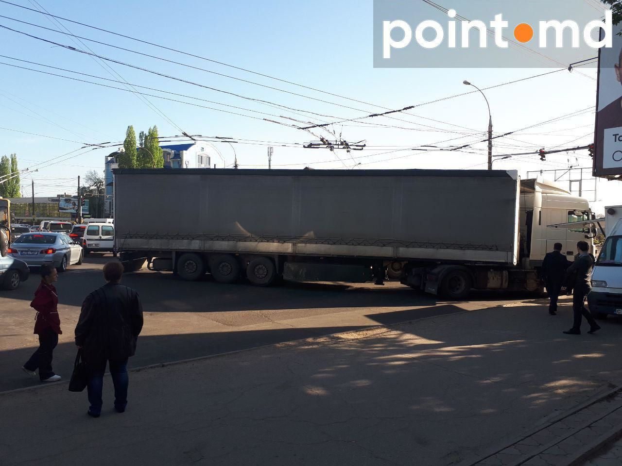 На Телецентре образовались большие пробки из-за ДТП с участием фур