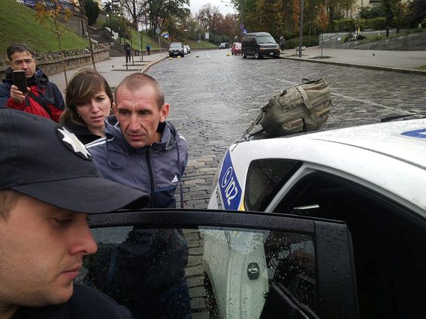 В Киеве вандал разгромил памятник Небесной сотне