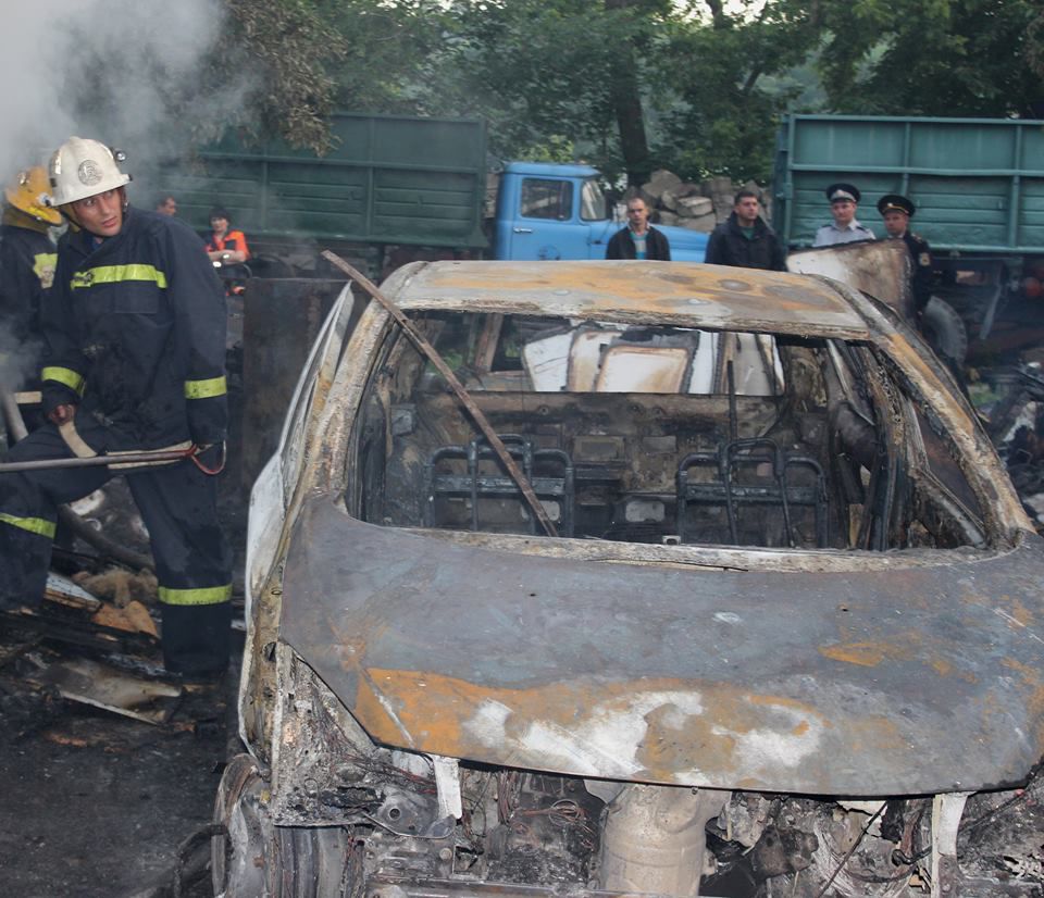 Incendiu de proporții la Ciocana. Şapte automobile au fost mistuite de flăcări