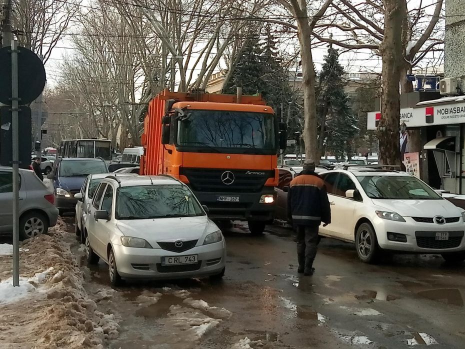 Хаотично припаркованные авто стали причиной цепной пробки в самом центре столицы