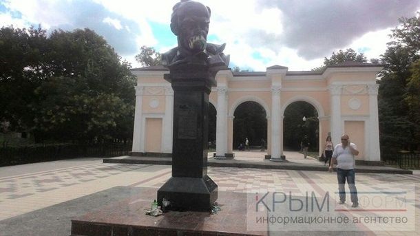 В Симферополе памятник Шевченко разрисовали