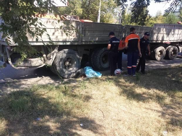 Un motociclist a ajuns sub roțile unui camion. Accidentul teribil a avut loc în sectorul Centru al Capitalei