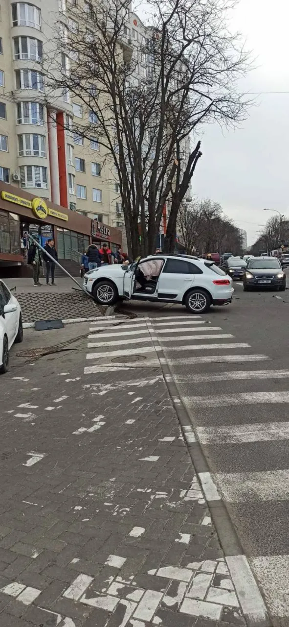 На перекрестке в Кишиневе столкнулись два автомобиля