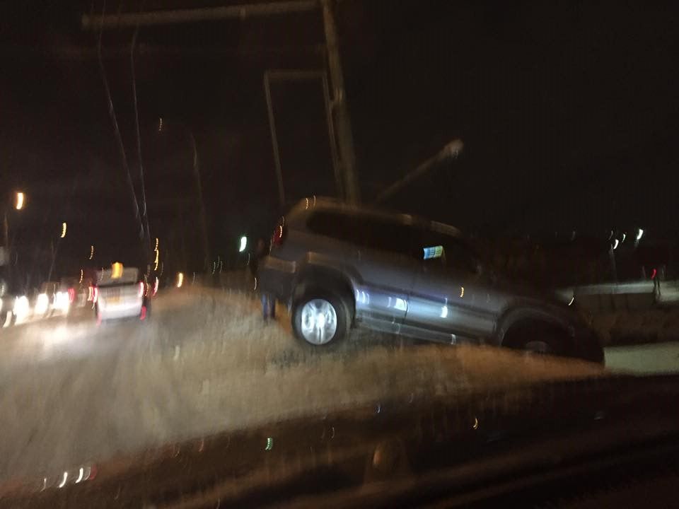 O mașină, la un pas de a cădea de pe podul străzii Ismail