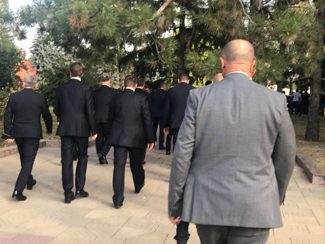Игорь Додон, Павел Филип и Андриан Канду возложили цветы к памятнику "Скорбящей матери"