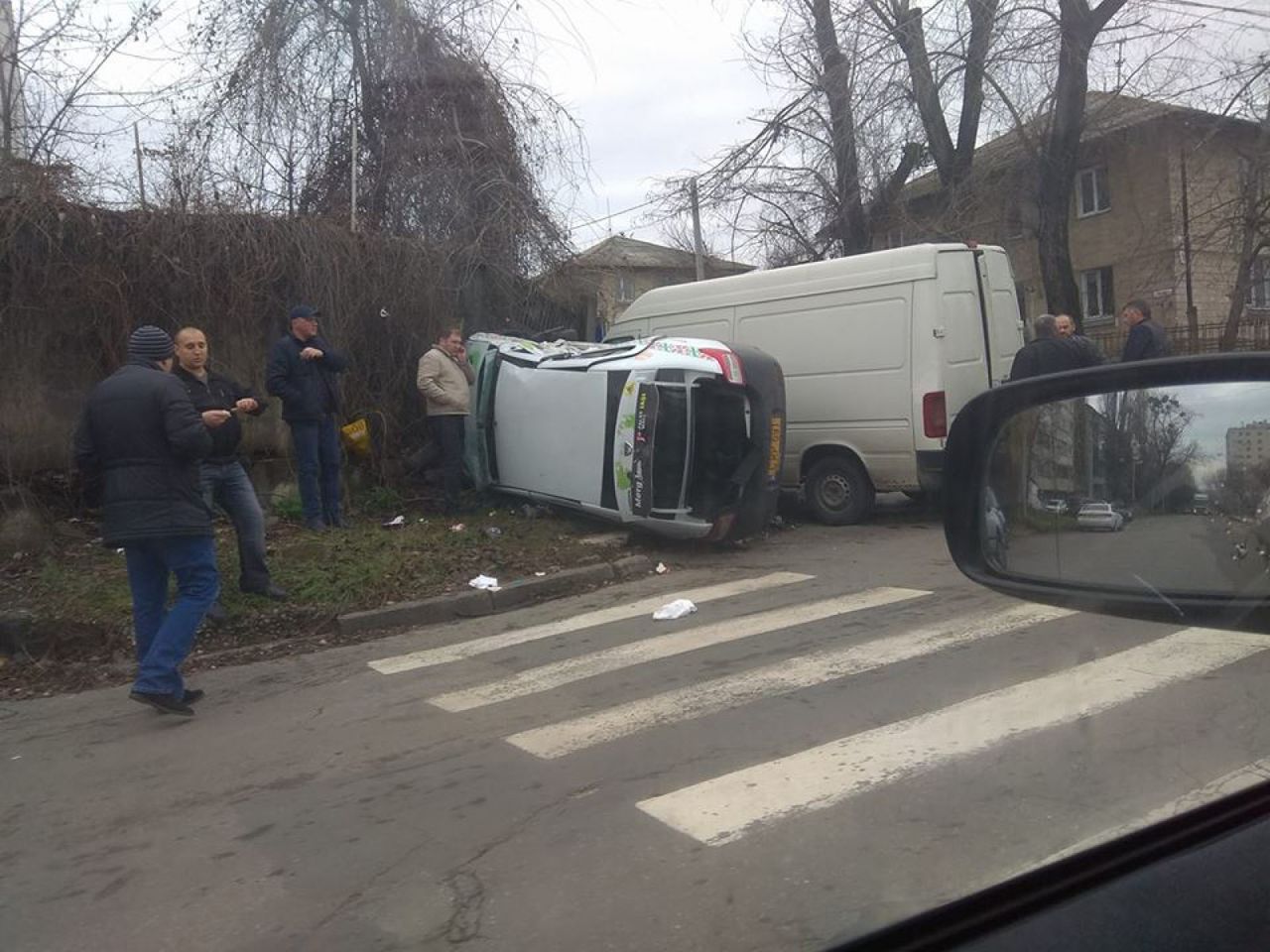 Ghinion pentru un şofer în Capitală: Un taxi s-a răsturnat