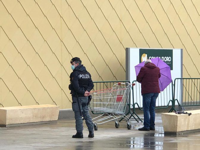 В Италии в супермаркете Палермо отказались платить за товары