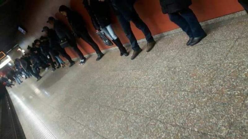 После нападений в метро в Бухаресте люди ждут поезд, прижавшись к стене