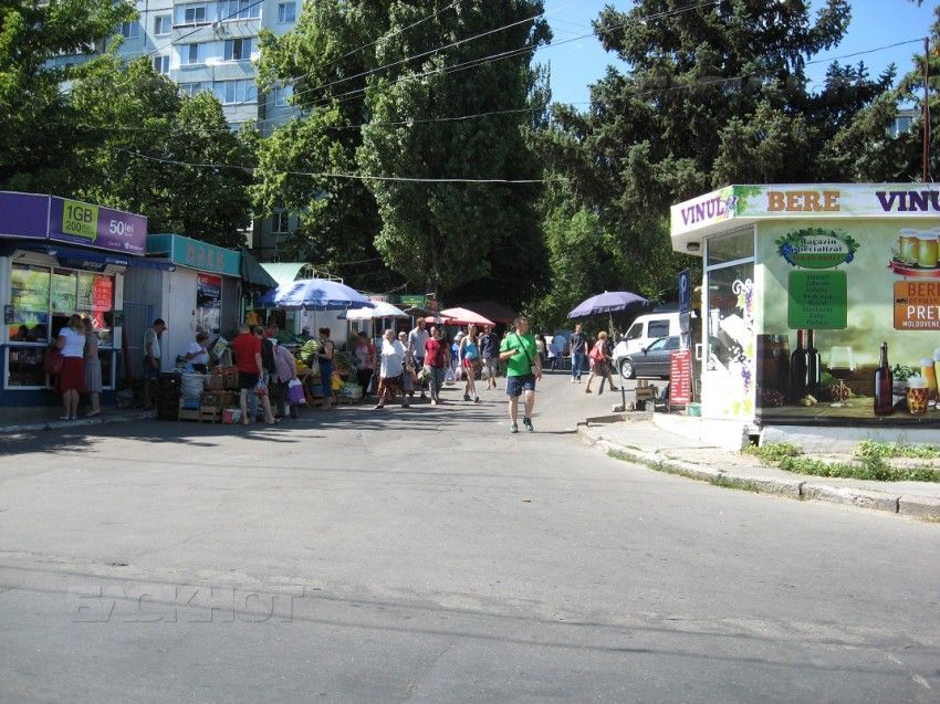 На Ботанике разросшийся рынок блокирует дорогу