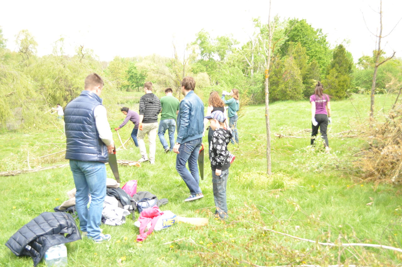 Peste 70 de voluntari au contribuit la salubrizarea Grădinii Botanice