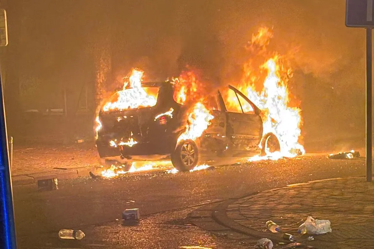 Zeci de mașini au fost incendiate la Bruxelles în noaptea de Revelion: Peste 150 de persoane, reținute