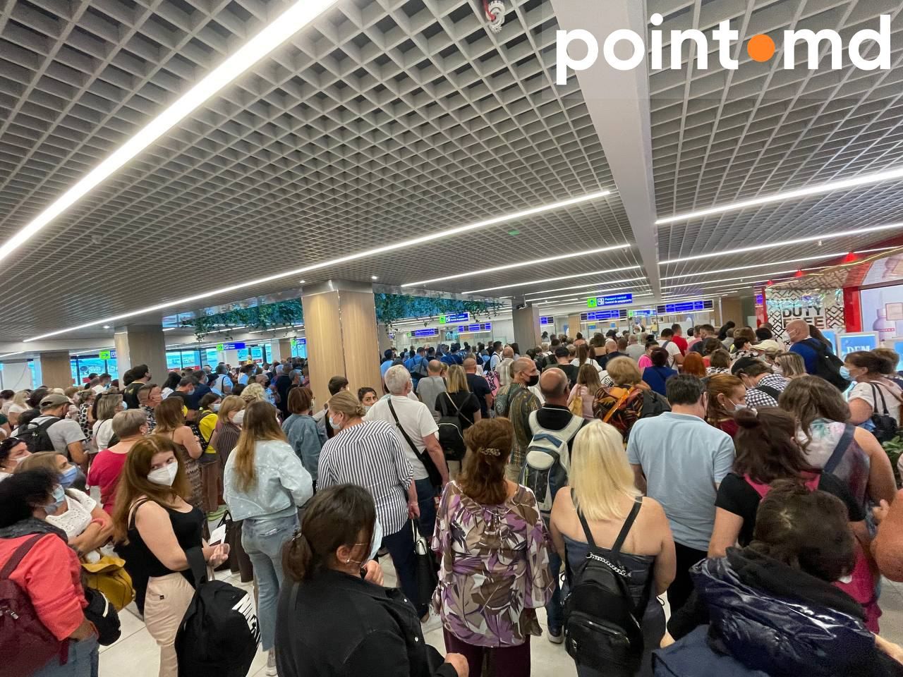 В аэропорту Кишинева царит столпотворение, о социальной дистанции забыли