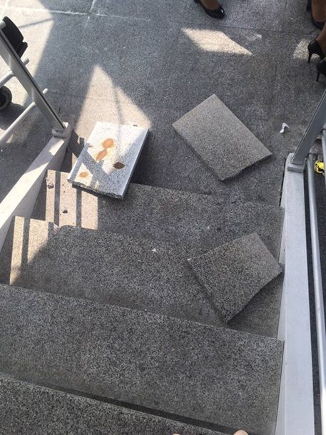 В аэропорту "Борисполь" на пассажирку упала плита