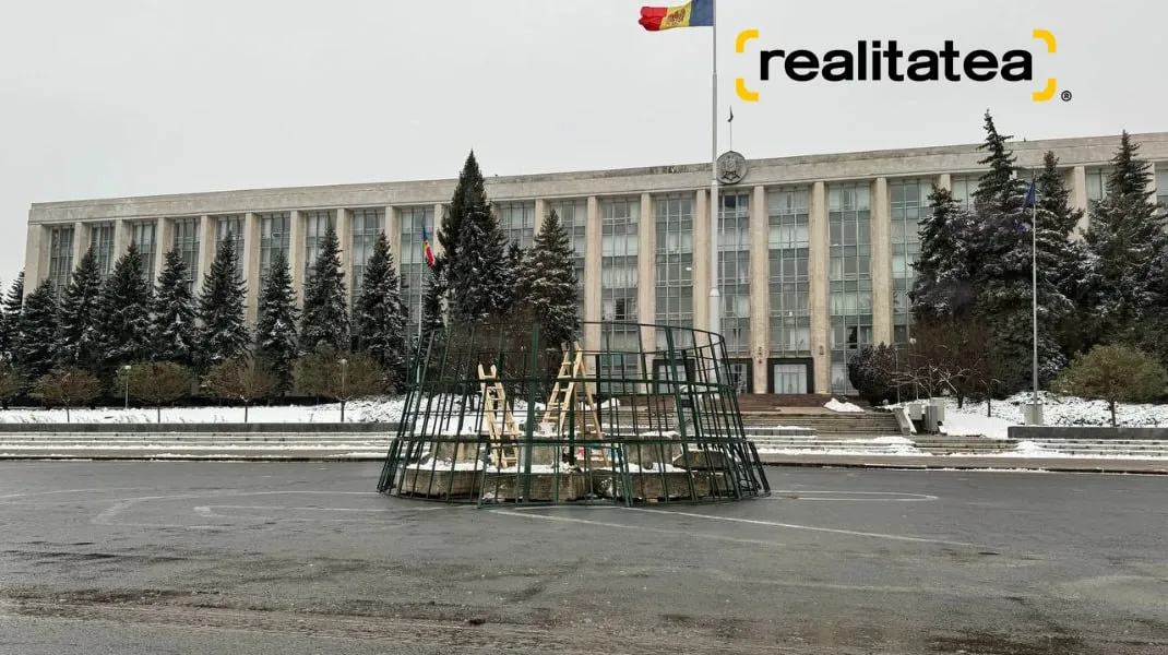 В центре Кишинева начали устанавливать главную елку