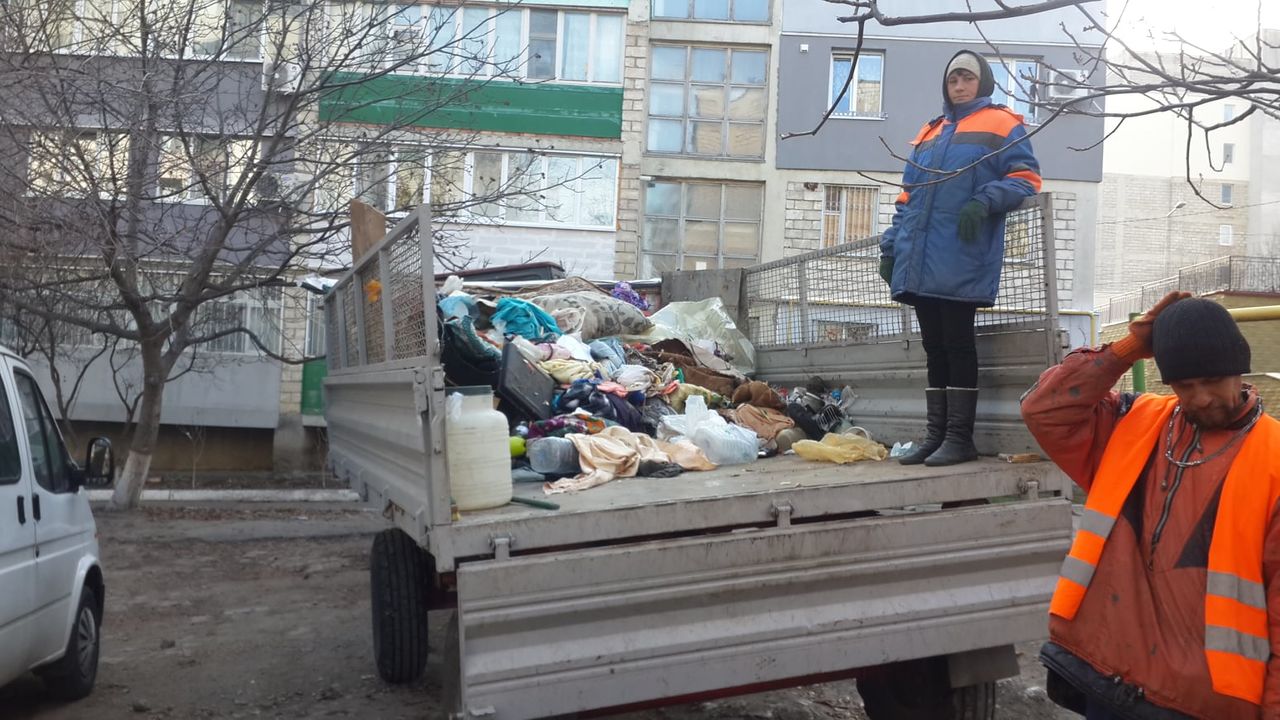 Из квартиры в столице грузовиками коммунальщики вывозили мусор: владелец госпитализирован