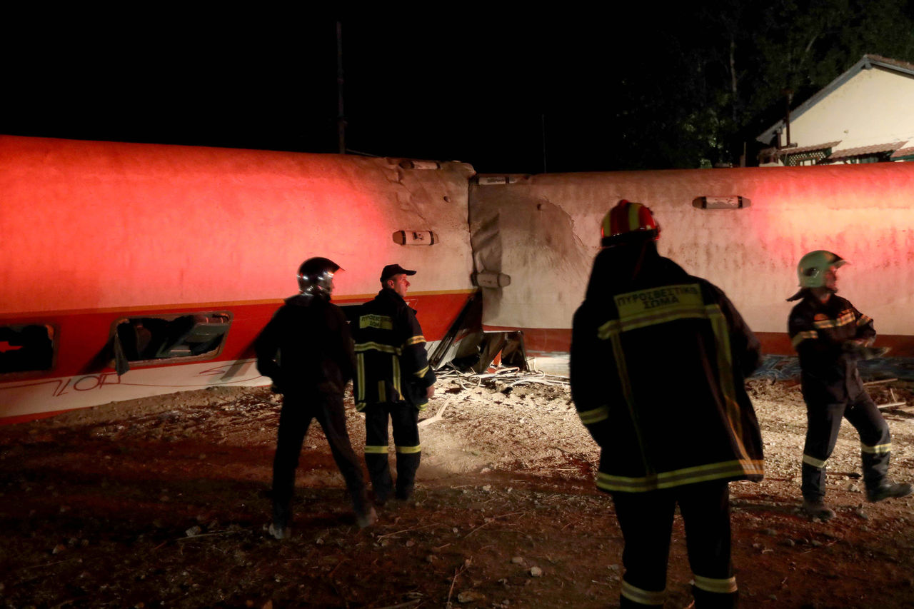 Accident feroviar în Grecia, soldat cu cel puțin patru morți. Un vagon al trenului deraiat s-a prăbușit peste o casă