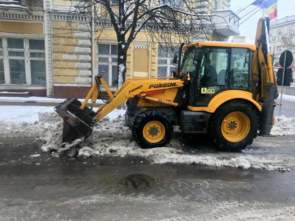 Сильвия Раду лично следит за уборкой снега с обочин улиц Кишинева