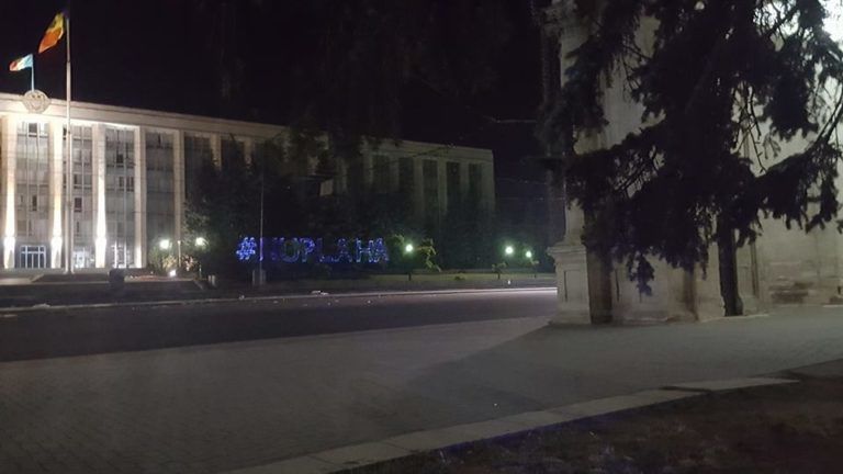 Surpriză nocturnă. Mesajul apărut pe clădirea Guvernului