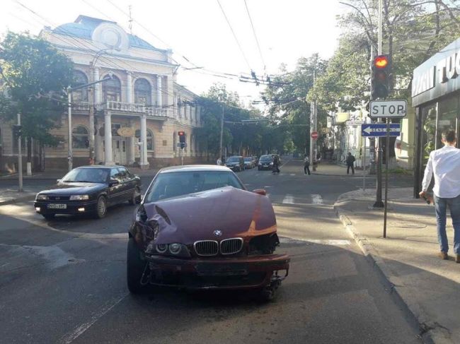 В Кишиневе карета скорой помощи, перевозившая пациента, столкнулась с BMW
