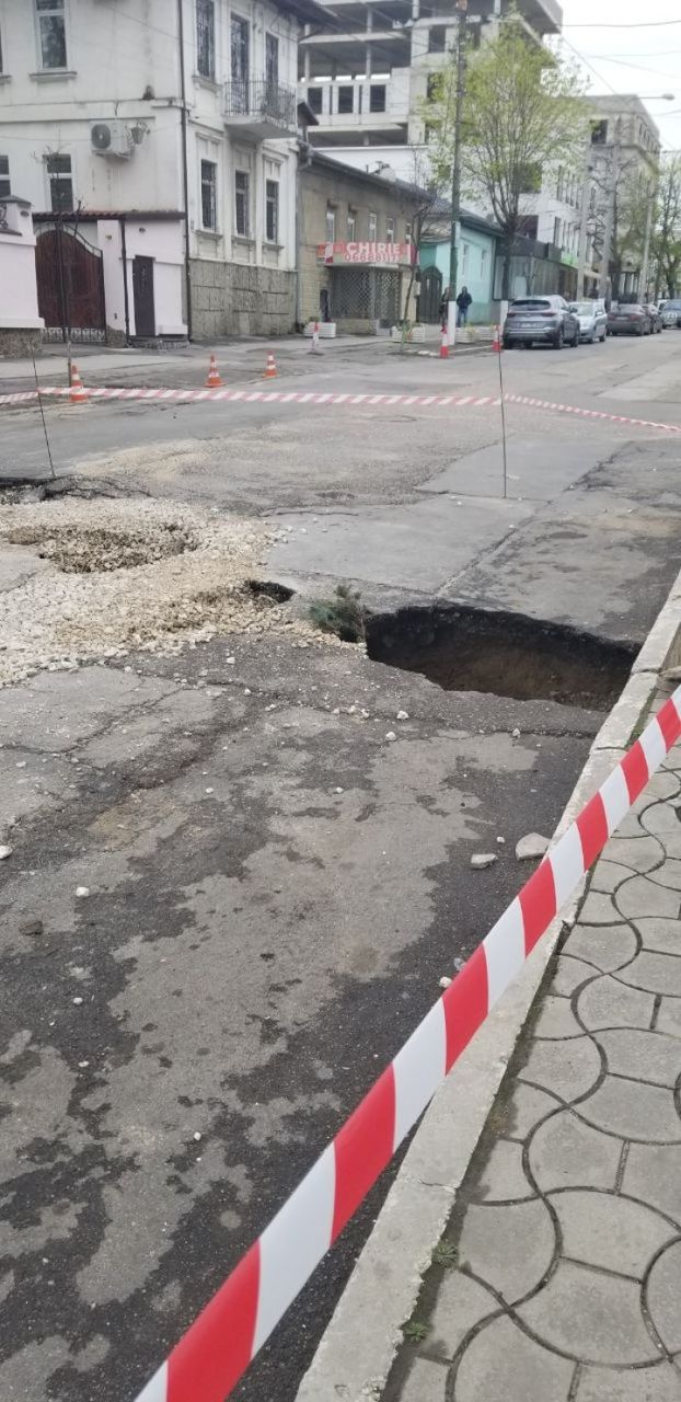Дождь разрушил асфальт на улице в центре Кишинева