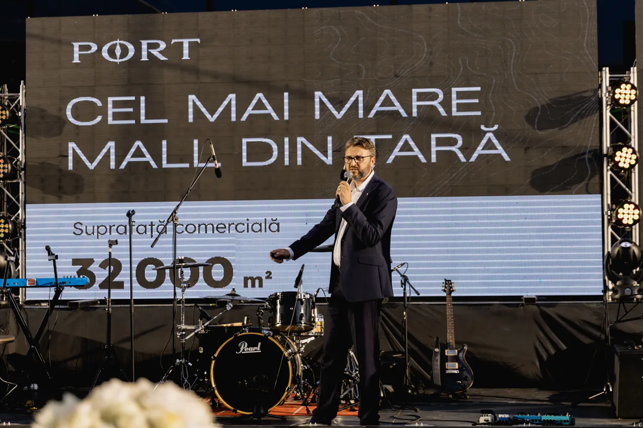 Необычное меню на презентации крупнейшего молла Port Mall - хлеб с салом и устрицами