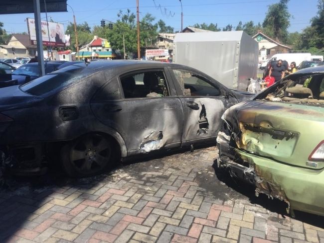 Свидетель видел, кто поджёг вчера в центре Кишинёва Mercedes