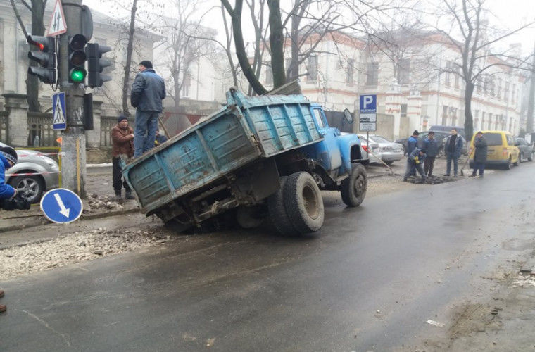 Грузовик провалился под асфальт на столичной улице