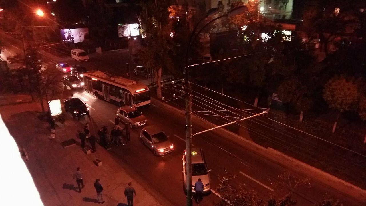 Alcoolul face victime: Un pieton, lovit de o maşină în Capitală