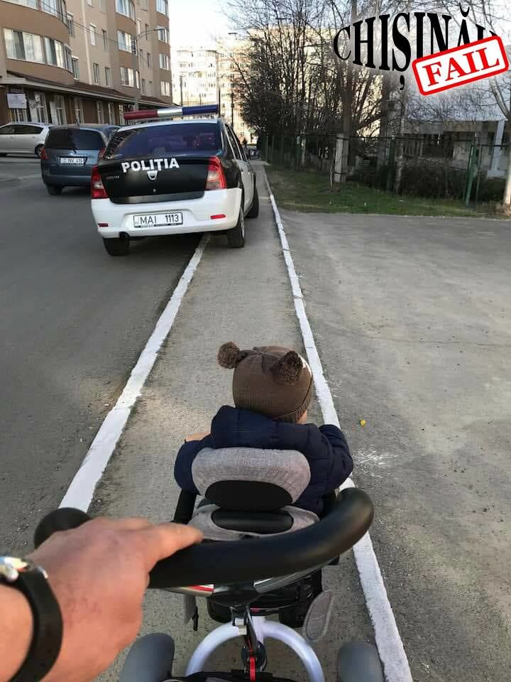 В Кишиневе запечатлели машину полиции, припаркованную на тротуаре