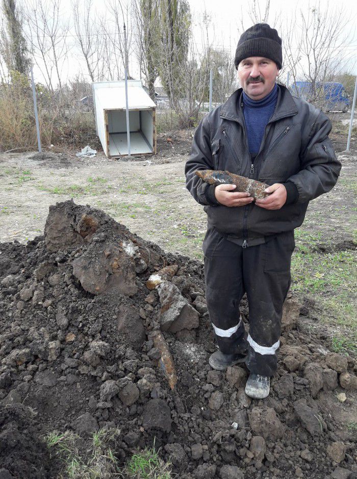 Житель Бельц сфотографировался с миной в руках