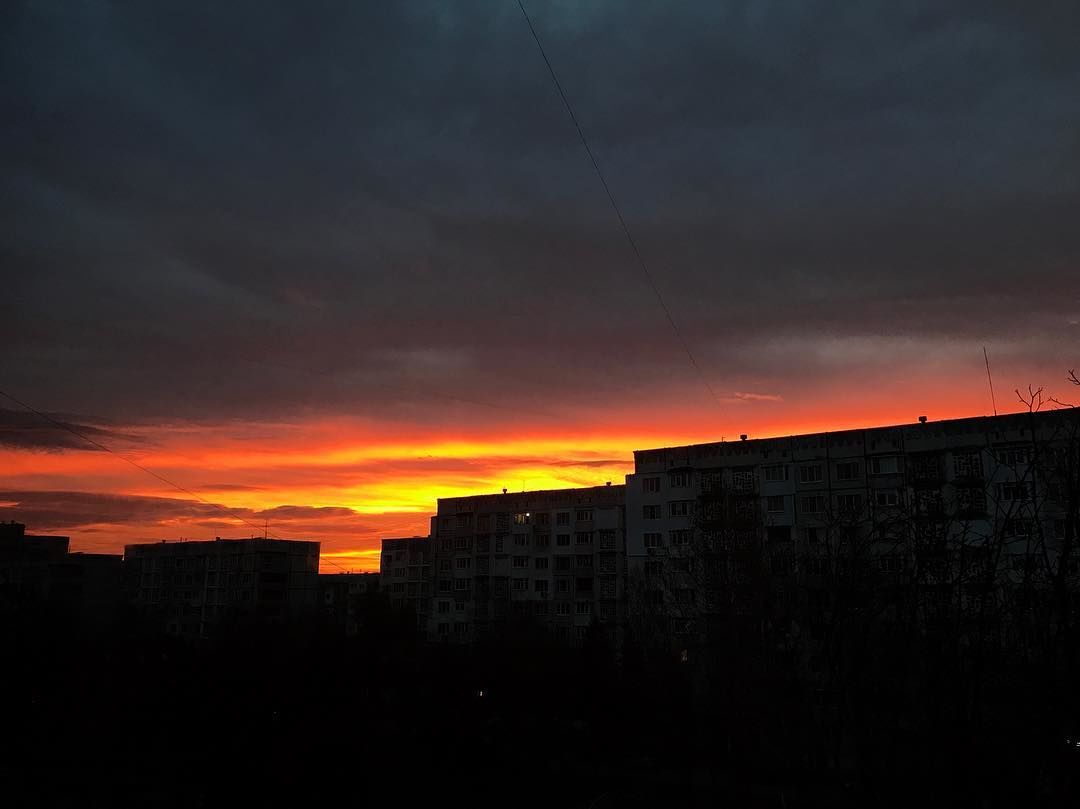 Жители Кишинева делятся в соцсетях фотографиями сегодняшнего рассвета