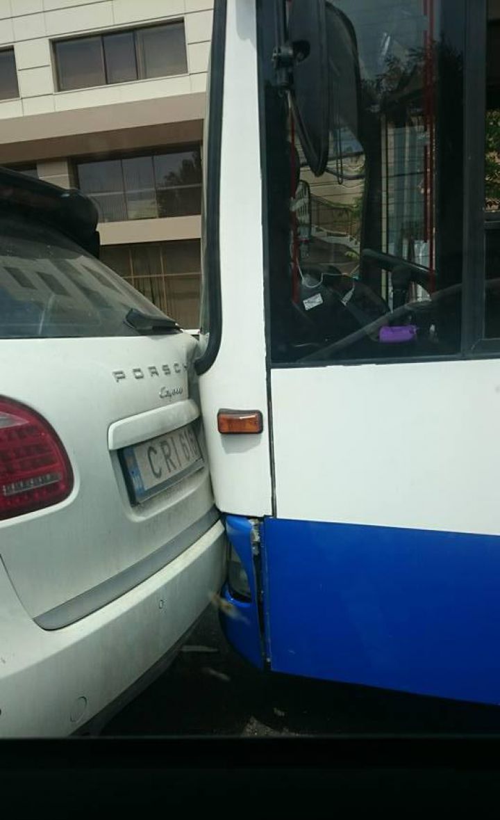Un Porsche s-a ciocnit cu un troleibuz în capitală