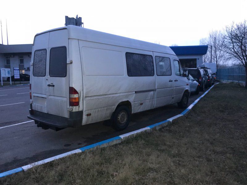 Un microbuz ce circula în UE cu certificatul de înmatriculare falsificat, reținut la Leușeni