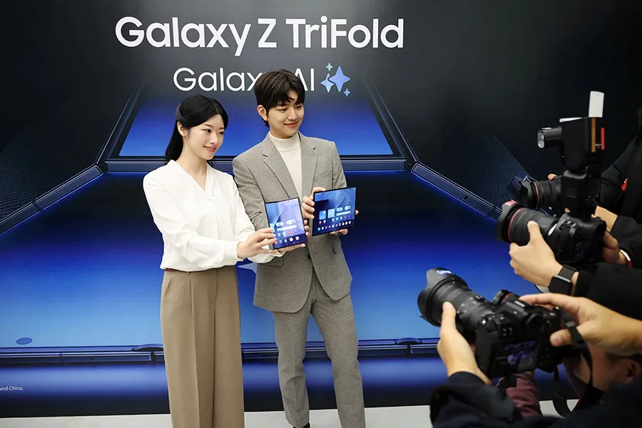 Samsung представила складывающийся втрое смартфон