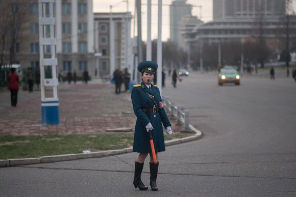 De ce sunt recrutate în poliția din Coreea de Nord doar fete sexy și singure