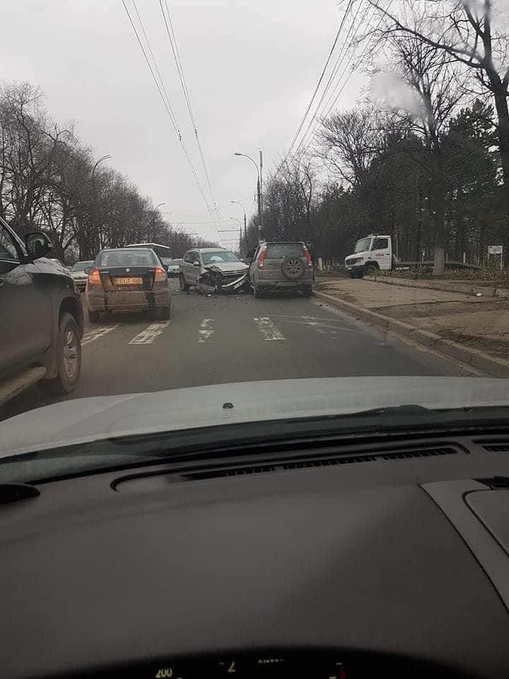 Accident în lanț în Capitală: Trei persoane, dintre care un minor, au ajuns la spital