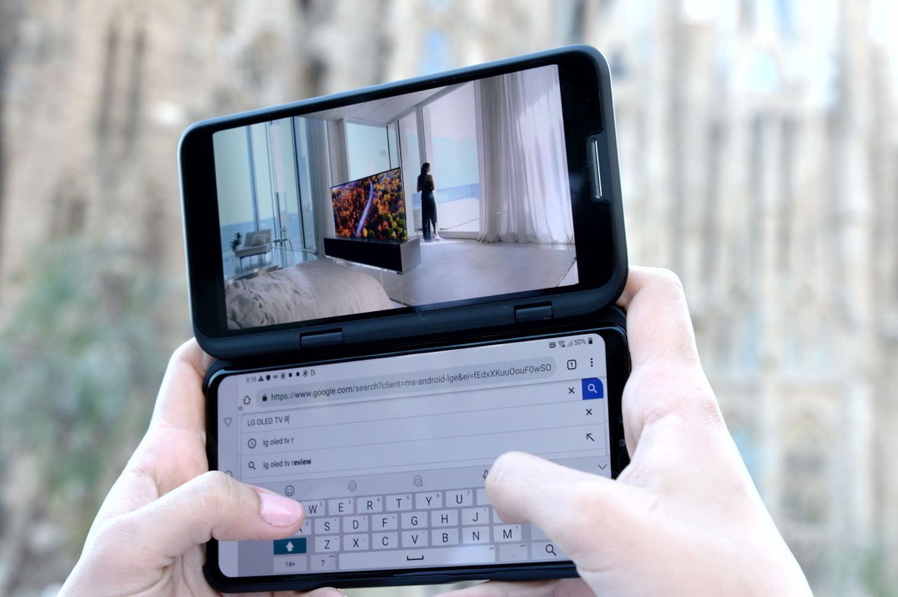 LG представила необычный смартфон с двумя экранами