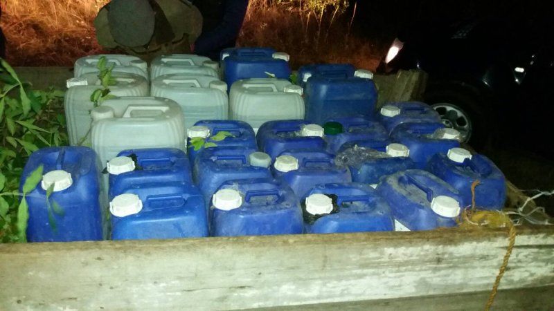 O căruță ticsită cu butelii pline cu alcool, reținută la frontieră