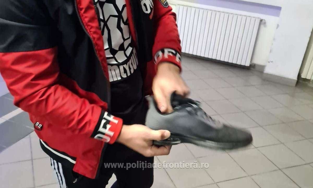 "Подарок на день рождения": молдаванин прятал поддельные права в обуви