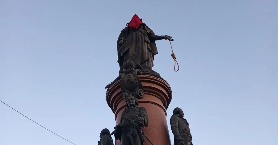 В Одессе на статую Екатерины II надели колпак палача