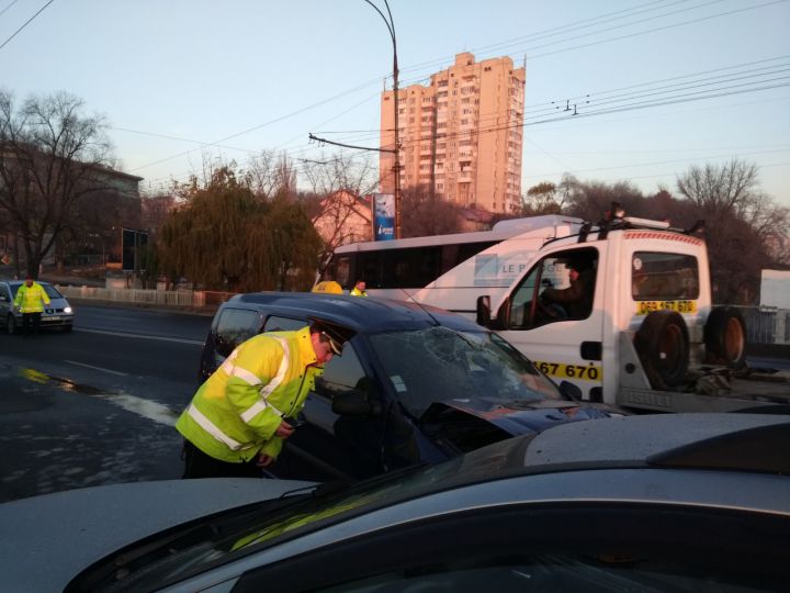 Accident matinal pe podul Ismail. O maşină a ajuns pe contrasens şi a intrat frontal în alta