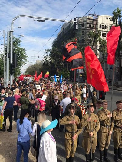 Тысячи граждан собрались в сквере Театра оперы и балета, началось построение колонны