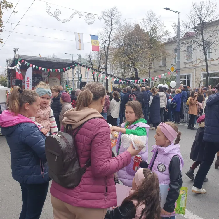 Праздник, музыка, еда: в центре Кишинева сотни людей отмечают День города