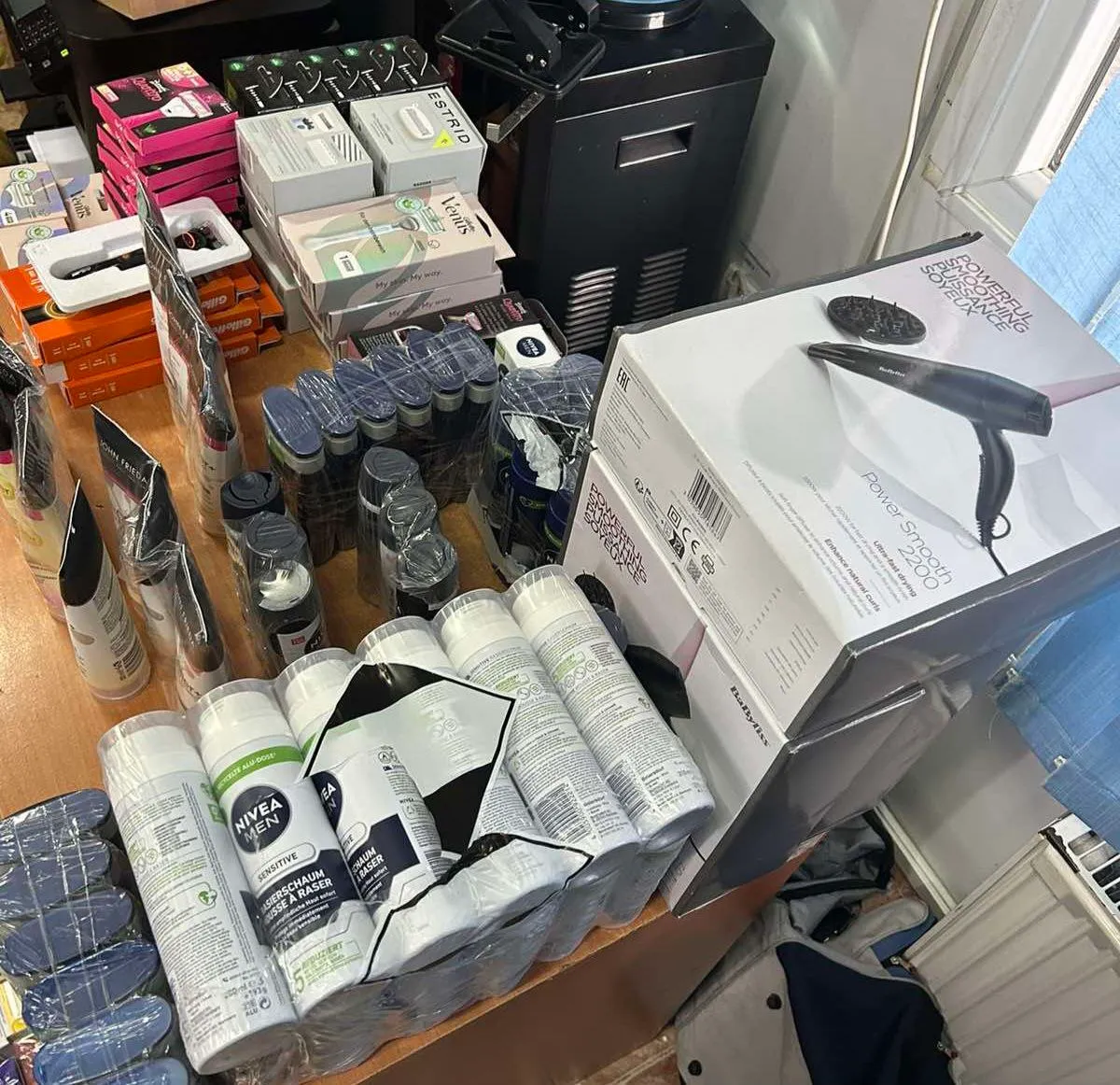 Marfă de contrabandă, depistată într-un microbuz la vama Costești