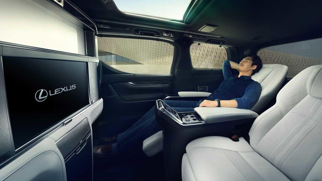 Lexus показал первый в своей истории минивэн